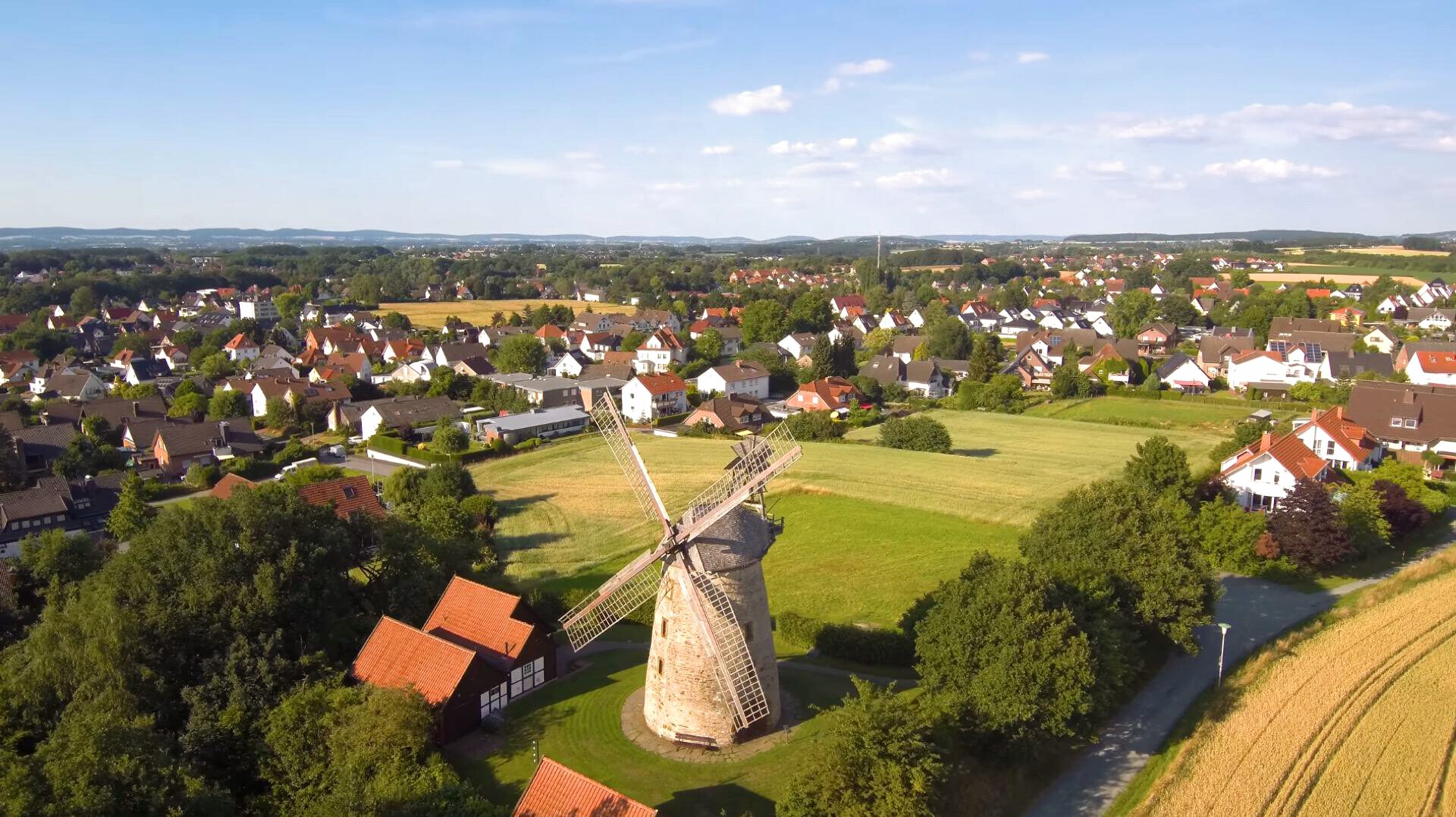Luftaufnahme von Enger im Kreis Herford mit Windmühle und Feldern